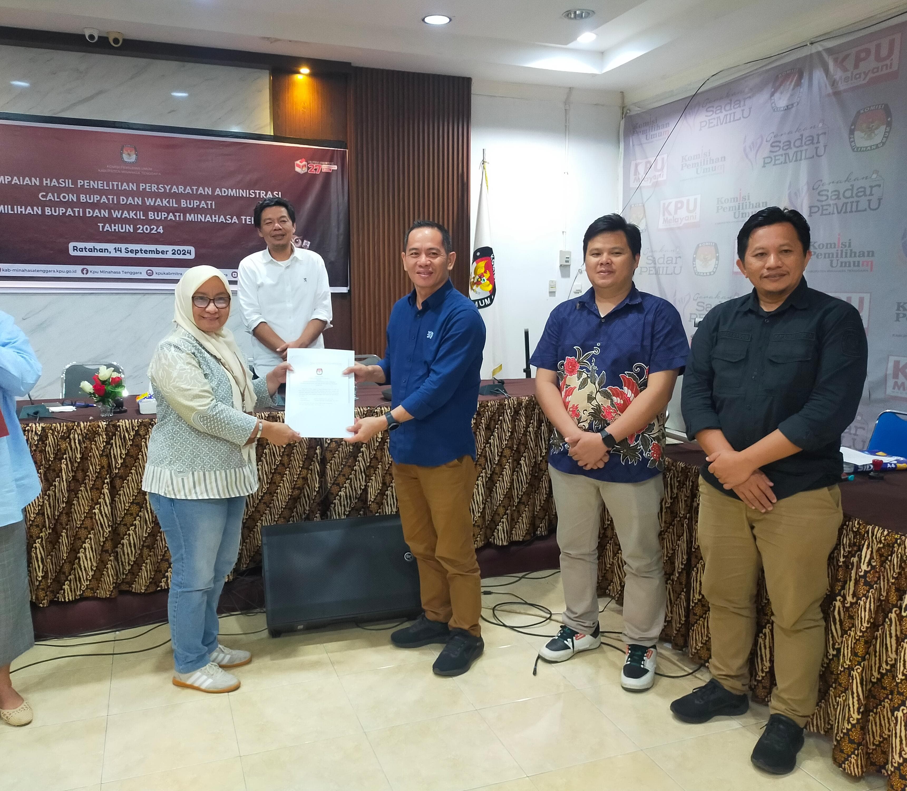 Bawaslu Kabupaten Minahasa Tenggara saat lakukan pengawasan melekat terhadap penyerahan Hasil Penelitian Administrasi Bakal Calon Bupati dan Wakil Bupati Pilkada Serentak Tahun 2024 di Kantor KPU Mitra