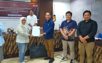 Bawaslu Kabupaten Minahasa Tenggara saat lakukan pengawasan melekat terhadap penyerahan Hasil Penelitian Administrasi Bakal Calon Bupati dan Wakil Bupati Pilkada Serentak Tahun 2024 di Kantor KPU Mitra